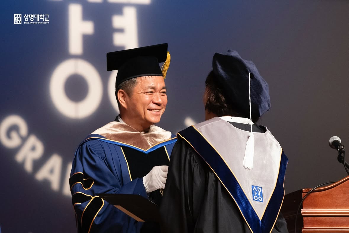 ▲홍성태 총장에게 학위증을 부여받는 학우(사진: 상명대 공식 인스타그램)